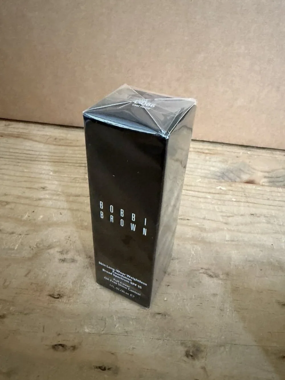 Bobbi Brown Skin Long-Wear Weightless Foundation SPF 15 Cool Honey C-066